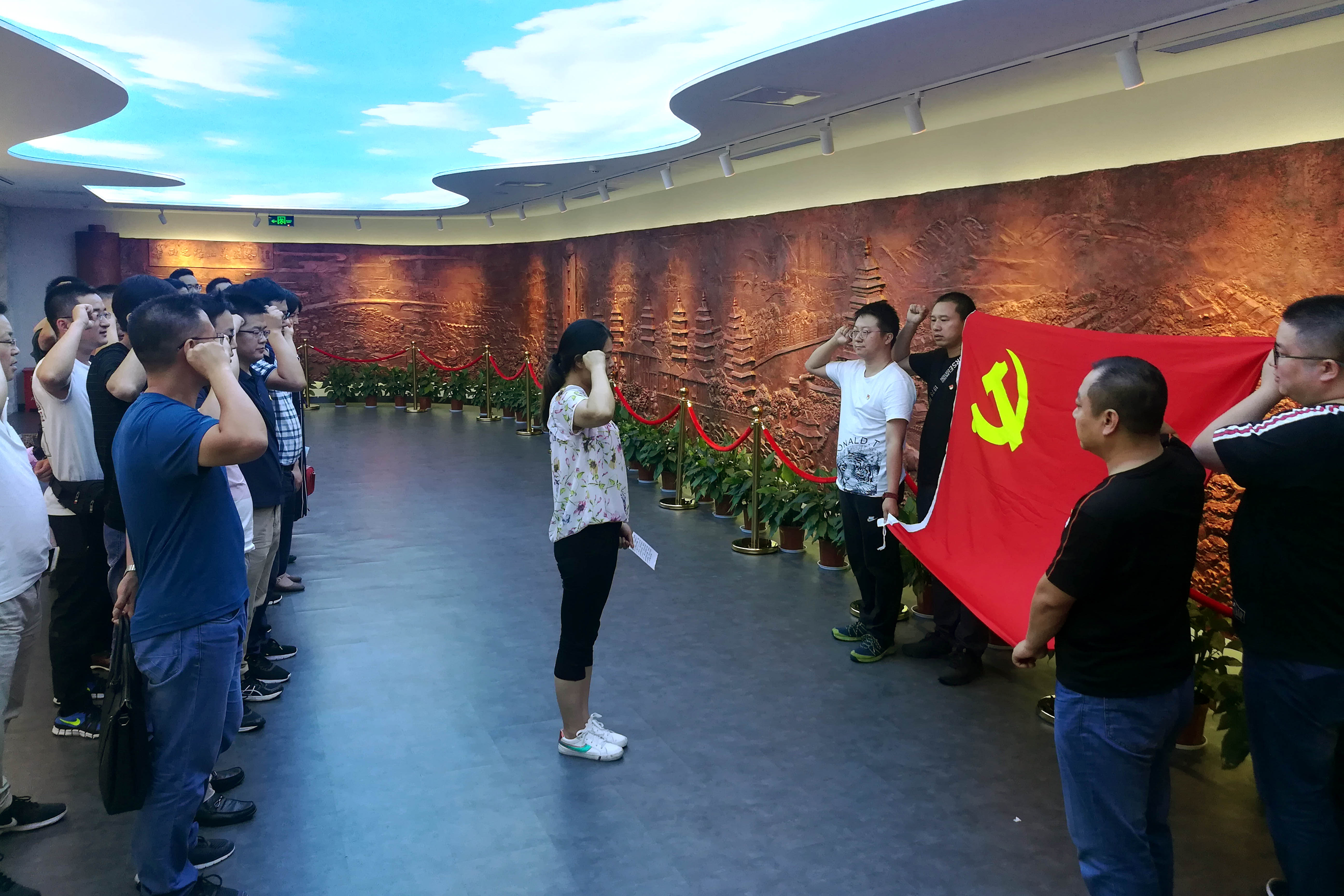 不忘初心、艱苦奮斗，上上電纜黨委組織黨員同志赴華西村參觀學(xué)習(xí)